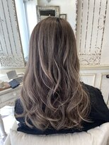 アンジュ(ange)&nbsp;ベージュ系グレージュ系の、ナチュラルなバレイヤージュ