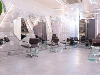 ハコ プラス(HACO+)の写真/〈ロンドンのインテリアデザイナーが手がけた独創的な空間〉広めにとった施術スペースで隣も気にならない