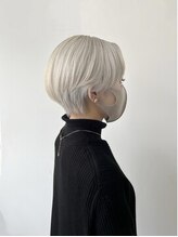 【大人女性×ハイトーン】白髪を活かす“脱・白髪染め”で、透明感ある艶色へ