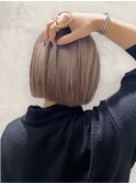 30代40代ブリーチミルクティー伸ばしかけ切りっぱなしボブ