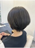 くびれショートカットのくすみ系ブラウンヘア