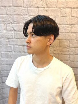 グレイスフルバーバー 赤坂見附店 質感重ためのセンターパートスタイル