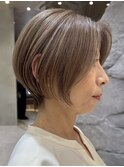 表参道白髪ぼかしハイライトひし形ショートボブグレーベージュ 