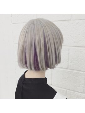 ネフ(NeF) ホワイトグレージュにラベンダーのインナーカラー、ボブ。