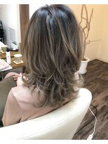 エル(ailes)&nbsp;ハイライトとバレイヤージュで作るハイトーンアッシュグレー★