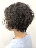 ショートボブナチュラルパーマ外ハネアッシュベージュ耳かけ