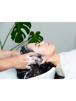 ツボとリンパを刺激し心身ともに癒される極上のヘッドスパ◇頭皮環境を整え、髪本来の美しさを引き出す―。