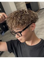 イーラ アメ村店(era)&nbsp;スペインカール　ツイストスパイラル眉カットメンズパーマ