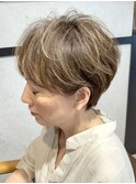 白髪を魅せるブロンドハイライトカラー