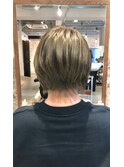 大人可愛いミントアッシュ外ハネショートナチュラルハイトーン