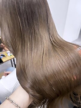 リア(riah) ダブルカラーミルクティーベージュレイヤーカット韓国ヘア