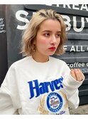 ブロンドヘアと癖っぽさをミックスさせたカジュアルウェーブヘア