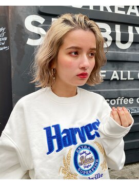 アデ オモテサンドウ(ade omotesando) ブロンドヘアと癖っぽさをミックスさせたカジュアルウェーブヘア