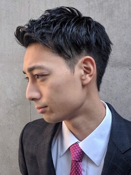 アンドワークス カシワ(&WORKS kashiwa) 清潔感と男らしさを両立した「アップバングショート」