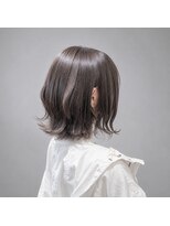 ソラヘアー(SORA hair) 透明感グレージュくびれミディ外ハネレイヤー 10代20代