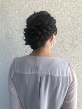 パリスパート2 トップ ゆるふわ 編み込み コンパクト シニヨン ヘアアレンジ