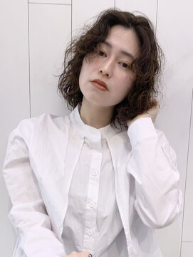 アイティーバイアルバム 松戸店(IT by ALBUM) カーリーウェーブ_アースカラーくびれヘアツートンカラー_28568