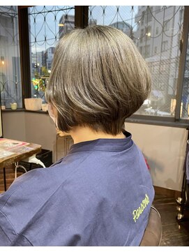 ヘアアンドメイク エジェリ(hair&make egerie) ハイライト・グレージュカラー・前下がりショートボブ
