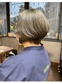 ハイライト・グレージュカラー・前下がりショートボブ