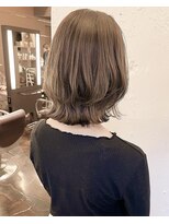 小顔イメチェン、ブルーグレージュカラーくびれレイヤーボブ