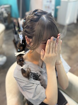 リエラ 新宿(RIERA) 編み込みツインテール