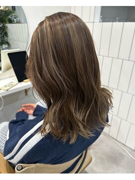 ソラ 表参道(SORA) 【MOMONE】ミディアムレイヤーハイライト顔まわりレイヤー表参道