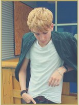 ジジバイワースホワイル(jiji by WORTH WHILE)&nbsp;サイドパートマッシュかき上げヘアフェードカットシルバーカラー