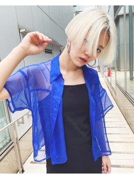 ホロ(hollo) 抜きっぱなしホワイトブロンドベージュハンサムショート