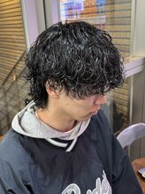 《*ウルフ×シャドウパーマ》レイヤーの動きと緩やかなカールを組み合わせてミディアムでも軽やかな印象に*