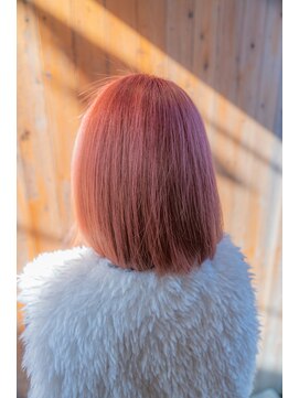 フルブリーチ白髪ぼかし×ピンクベージュの大人ボブ