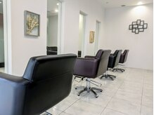 ヘアメイク アフロディーテ(HAIR MAKE Aphrodite)の雰囲気（スタイリッシュな空間にはカット面が４つ★）