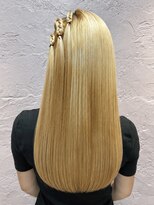 フッタ(Futta)&nbsp;抜きっぱなしブリーチ×ロングヘアスタイル【西武新宿駅】