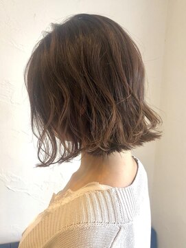 ウィロー(WILLOW) ラフウェーブボブ