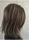 ルーズに仕上げるミディアムスタイル×ハイライト