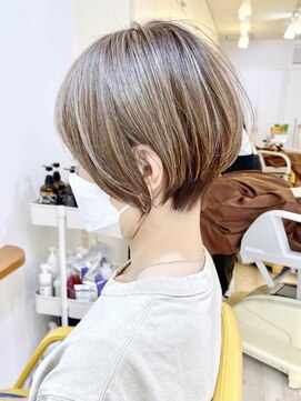 モリオ フロム ロンドン 成増店 【morio成増 芹澤】ショートボブ 白髪ぼかしハイライト