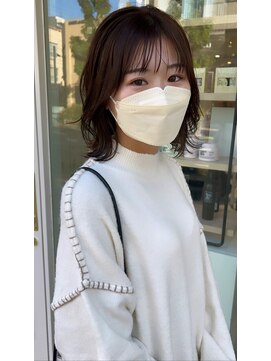 ヘアデザイン ソラ(Sola) 切りっぱなしふんわり外ハネレイヤーボブ×暗めカラー