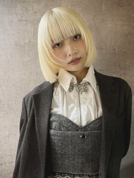 イル(iLe.) レイヤーカット/ウルフ/ホワイトブロンド/外ハネボブ/美髪