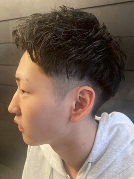 ディスイズバーバーセカンド(THIS IS BARBER 2nd) アップバング ニュアンスパーマ ツーブロック フェードカット