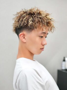 スラッシュ(SLASH) ツイストパーマ/短髪/ホワイトメッシュ/スキンフェード/姫路