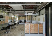 ロウネ(rawne)の雰囲気（無機質なコンクリートとスチール、シンプルで洗礼された空間、）