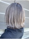 外ハネロブヘアハイトーンカラーアッシュシルバーサーフスタイル