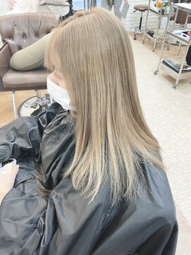 ビランチェ 池袋(bilancia) ホワイトミルクティーベージュ/ケアブリーチ【池袋/池袋東口】