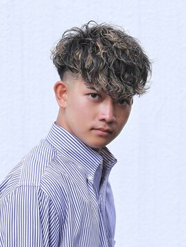 ガズル ハラジュク(GUZZLE HARAJUKU) 刈り上げフェード黒髪メッシュスペインカール ハイライト