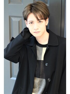 コラボ(hair design co.llabo) センター分けショート