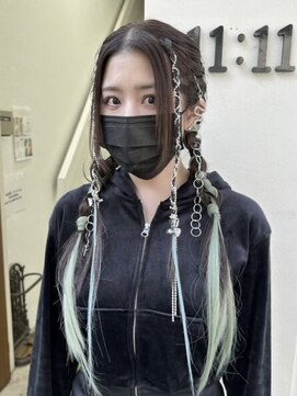 ハチ(HACHI) シルバーアクセとエクステを使ったヘアアレンジ