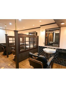 “大人の空間”をテーマにした、こだわりのインテリアが揃うサロン。あなただけの特別な時間を…。