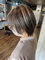 ロイズ ヘアデザイン アンド スパ(LOES) こなれショート×白髪ぼかしハイライト×前髪デザイン×シルバー