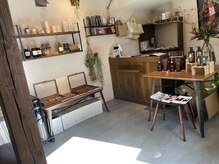 ドアを開けると明るく落ち着いた店内へ