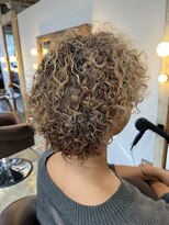 ビハインドザカーテン(BEHIND THE CURTAIN)&nbsp;ツイストスパイラルパーマ×白髪ぼかし