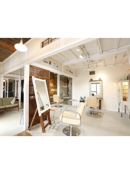 自然光いっぱい！白を基調としたリゾートチックな古民家サロン♪アットホームな雰囲気で長く通いやすい☆